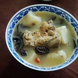 枸杞脊骨淮山药木耳汤的做法[图]