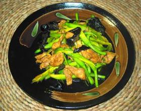 黄花菜炒鸡肉片