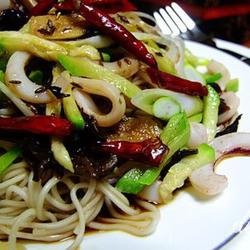 鱿鱼拌面的做法[图]