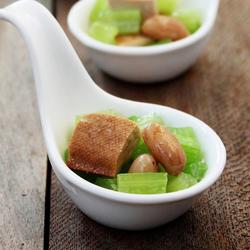 椒香豆干西芹的做法[图]