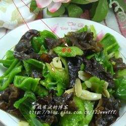 苦瓜木耳炒青椒的做法[图]
