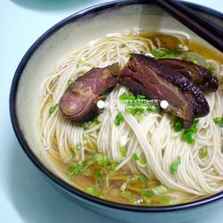 红汤酱鸭面的做法[图]