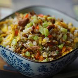 黄瓜牛肉蛋炒饭的做法[图]