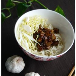 瑶柱鲍菇炸酱面的做法[图]