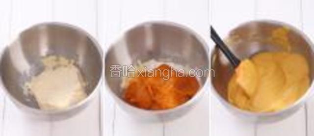 奶酪隔热水软化，加入糖和南瓜泥搅拌均匀（用料理机更加有助于拌匀）。