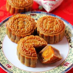 蛋黄莲蓉月饼的做法[图]