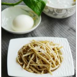凉拌手撕青笋干的做法[图]