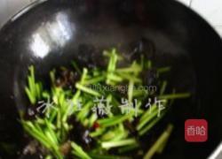 蒜苗炒黑木耳的做法图解2