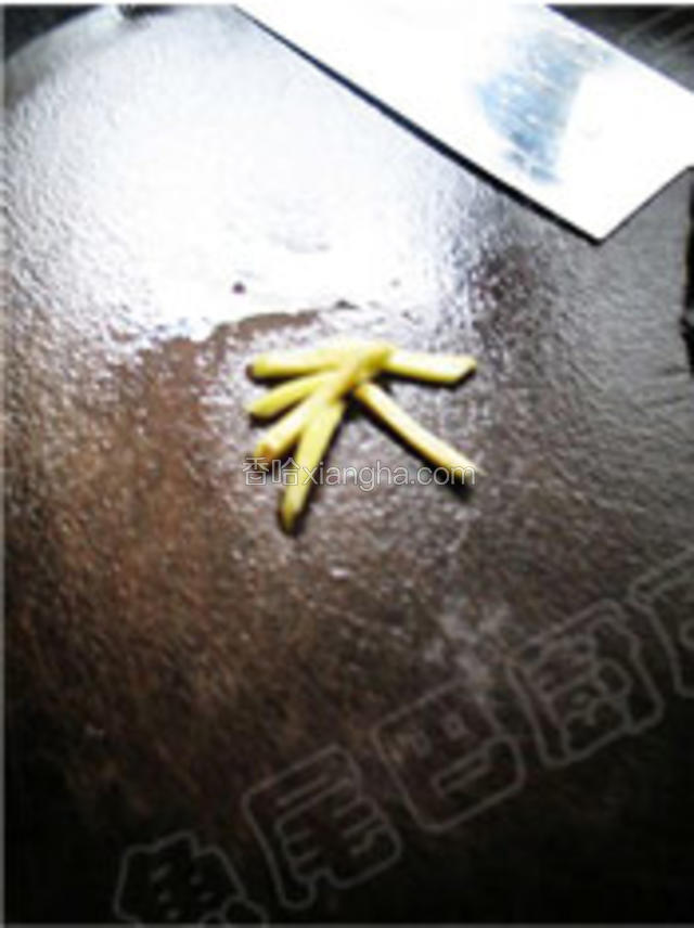 姜去皮，切成丝。