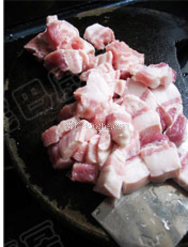 五花肉洗干净，切成小块。
