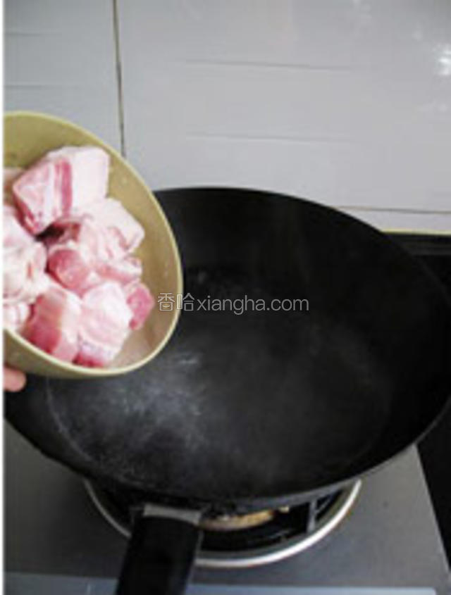 锅中煮开水，水开后倒入五花肉。