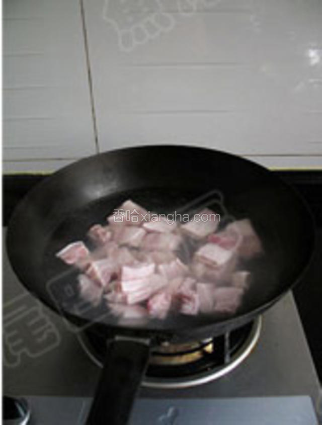 大火煮开，煮开后继续煮10分钟左右，边煮边用匙子撇去表面的浮沫，然后捞出备用。