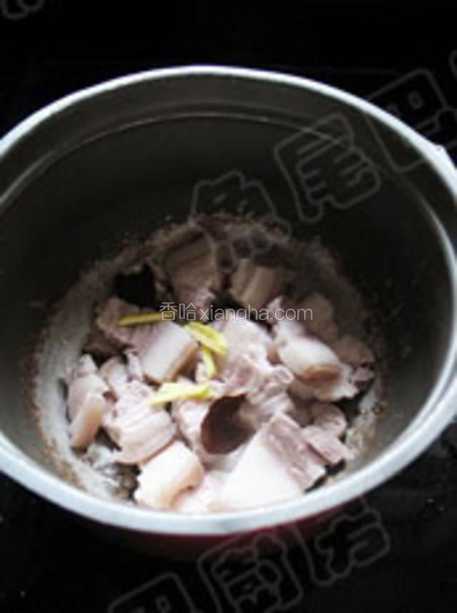 把飞水后的五花肉放进电饭煲中，放入洗干净的桂皮、姜丝。