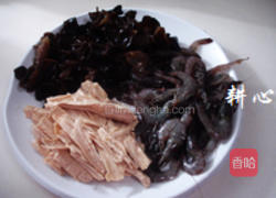 木耳腐竹炒虾仁的做法图解1