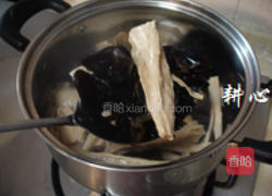 木耳腐竹炒虾仁的做法图解3