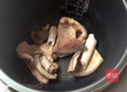 薏米腐竹煲猪肚的做法图解4