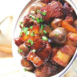 草菇烧肉的做法[图]