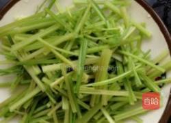 芹菜小炒肉的做法图解2