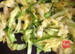 酱闷卷心菜和猪肉的做法图解2