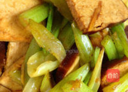 家常熏干炒芹菜的做法图解4