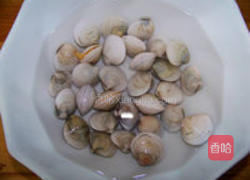 葱姜辣炒蛤蜊的做法图解1