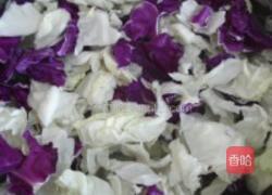 双色包菜肉片的做法图解1