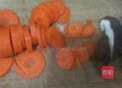 热炒红萝卜香菇的做法图解1