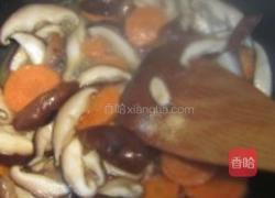 热炒红萝卜香菇的做法图解3