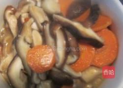 热炒红萝卜香菇的做法图解4