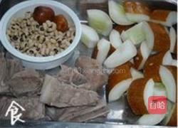 老黄瓜眉豆猪骨汤的做法图解2