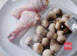草菇炒鸡腿肉的做法图解1