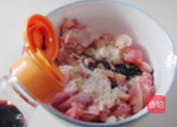 草菇炒鸡腿肉的做法图解4