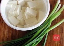 蒜苗烧豆腐的做法图解1