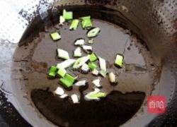 蒜苗烧豆腐的做法图解2
