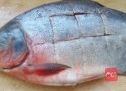 金橘烧鲳鱼的做法图解1