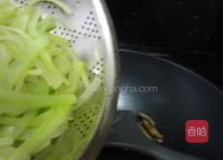 香菇炒西芹的做法图解3