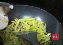 香菇炒西芹的做法图解4