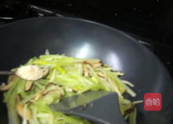 香菇炒西芹的做法图解5