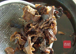 榛蘑炖小鸡的做法图解2