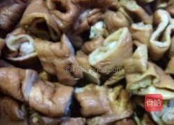 大白菜炒肥肠的做法图解2