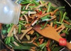 韭菜香干炒肉丝的做法图解8