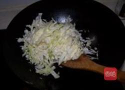 卷心菜炒猪耳丝的做法图解5