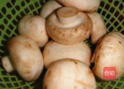 荷兰豆蘑菇炒腊肉的做法图解2