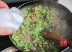 蒜苗皮蛋肉丁的做法图解4