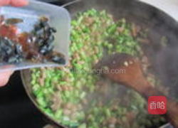 蒜苗皮蛋肉丁的做法图解5