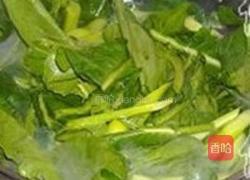 腊肠炒芥蓝的做法图解1