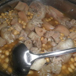 花生莲藕黄豆煲猪脚的做法[图]