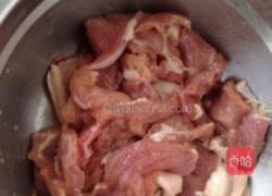 肉片炒芥兰的做法图解1