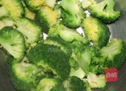 口蘑扒西兰花的做法图解1