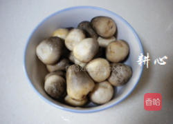 鲜鱿草菇的做法图解5